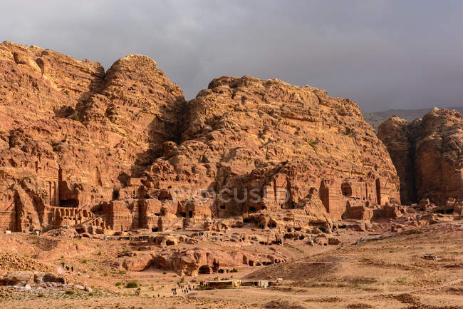 Jordanie, gouvernement Ma'an, district de Petra, la ville rocheuse légendaire de Petra, paysage rocheux aérien pittoresque — Photo de stock