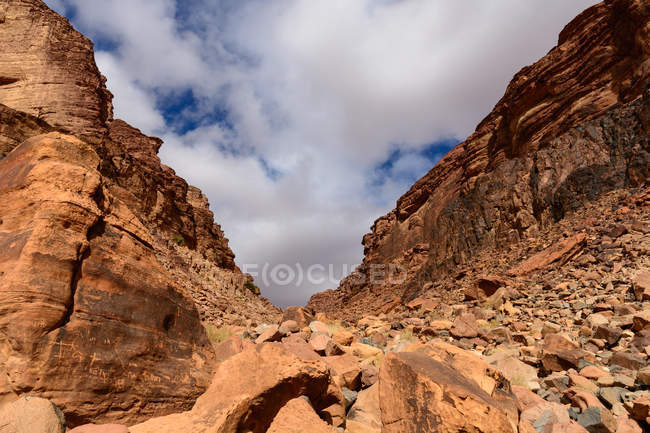 Jordania, Aqaba Gouvernement, Wadi Rum, Wadi Rum es una meseta alta del desierto en el sur de Jordania. paisaje natural con rocas y cielo nublado - foto de stock