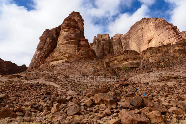 Jordan, Aqaba Gouvernement, Wadi Rum, Wadi Rum é um alto planalto no sul da Jordânia. Deserto panorâmico montanhas vista inferior — Fotografia de Stock