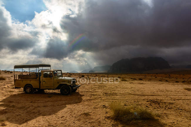 Giordania, Aqaba Gouvernement, Wadi Rum, Wadi Rum è un altopiano desertico nel sud della Giordania. vecchio camion in terreno deserto — Foto stock