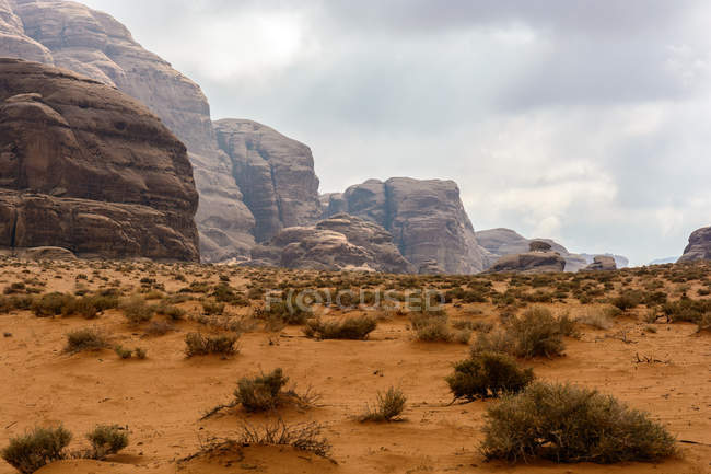 Jordania, Aqaba Gouvernement, Wadi Rum, Wadi Rum es una meseta alta del desierto en el sur de Jordania. Paisaje desértico escénico con montañas - foto de stock