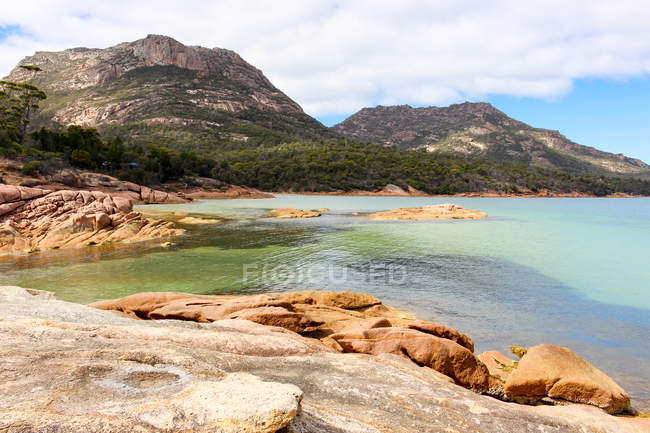 Austrália, Tasmânia, Península de Freycinet, Richmondbay, paisagem marinha rochosa cênica — Fotografia de Stock