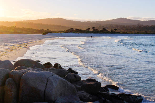 Australien, Tasmanien, Nordostküste, Feuerbucht, malerische Meereslandschaft mit Blick auf die Küste bei Sonnenuntergang — Stockfoto