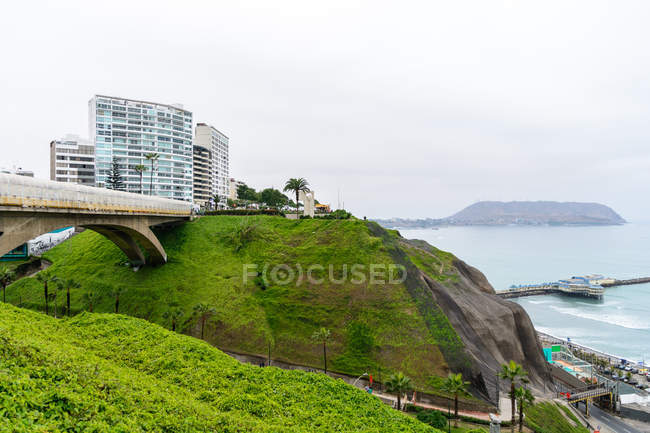 Perù, Lima, Ponte della città costiera, paesaggio marino sullo sfondo — Foto stock