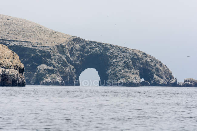 Islas Ballestas con terreno di riproduzione per uccelli marini sulla formazione di roccia per acqua, Ica, Perù — Foto stock