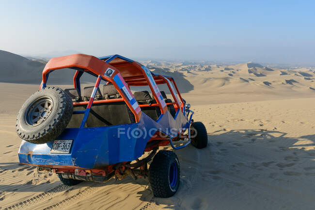 Veículo em estrada no deserto de areia, Huacachina, Ica, Peru — Fotografia de Stock