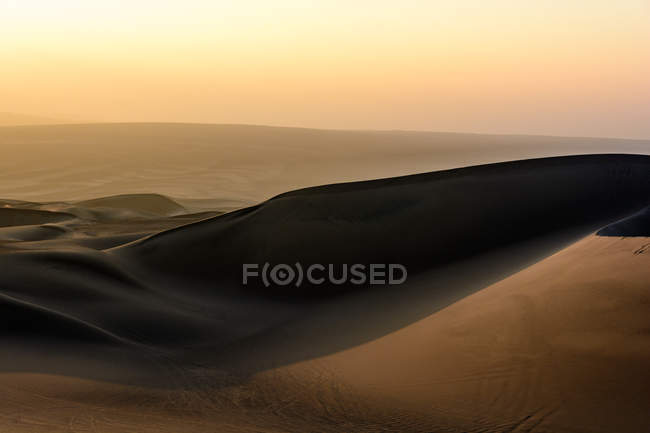 Hautes dunes de sable près de Huacachina oasis, Ica, Pérou — Photo de stock