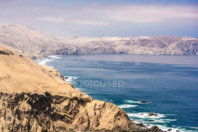 Perú, Arequipa, La Punta, En Perú, Paisaje marino escénico con carretera Panamericana corre a lo largo de la costa rocosa del Pacífico - foto de stock