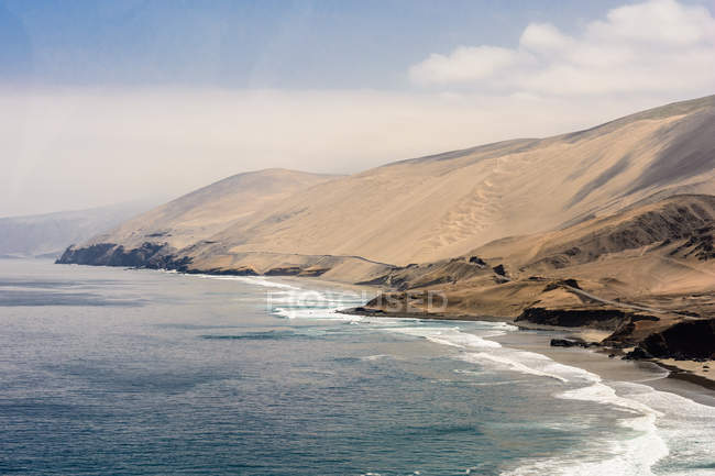 Peru, arequipa, la punta, in peru, panamericana straße verläuft entlang der pazifischen küste — Stockfoto