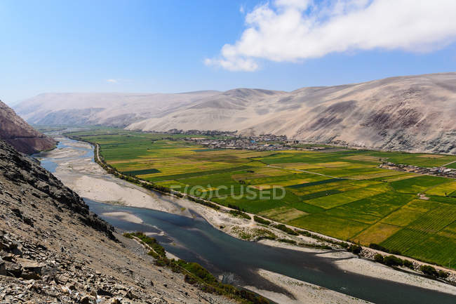 Peru, Arequipa, La Punta, In Peru, the legendary Panamericana road runs along the Pacific for long stretches, aerial landscape with mountains and river — Stock Photo