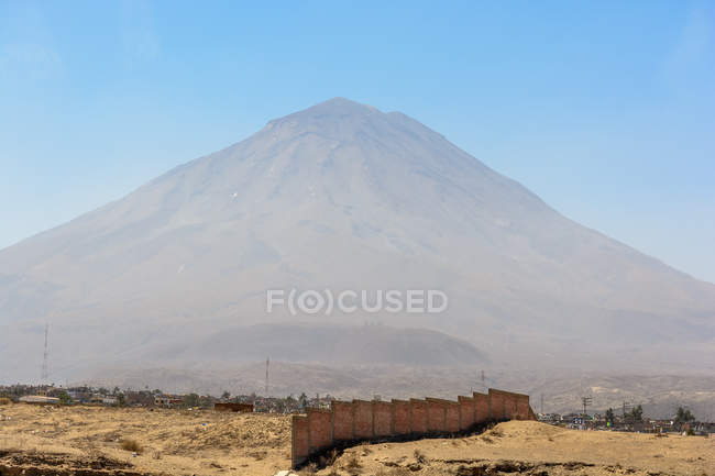Perù, Paesaggio con villaggio di Arequipa dal vulcano attivo Misti — Foto stock