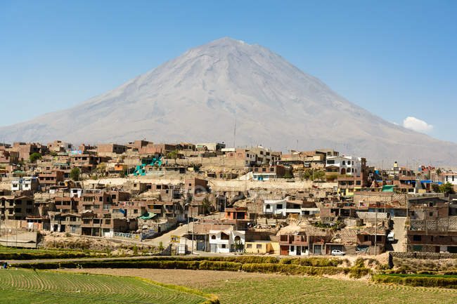 Pérou, Arequipa, Vulcano Misti et petite ville à proximité au soleil — Photo de stock