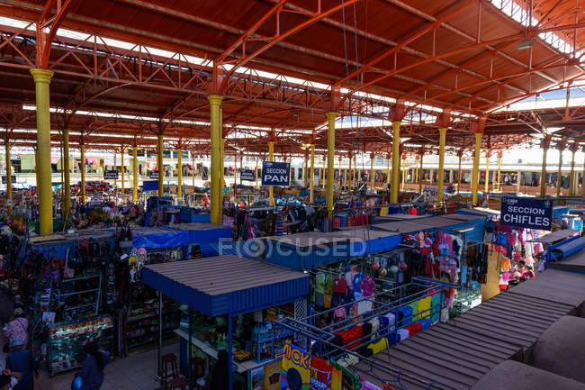 Высокий угол зрения города Арекипа рынка, Арекипа, Перу — стоковое фото