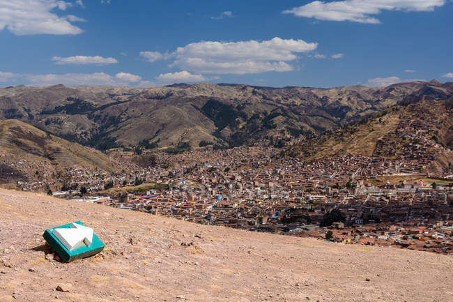 Perú, Cusco, señal de flecha en el mirador de la montaña con vista aérea de la ciudad - foto de stock