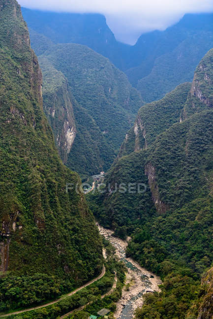 Peru, Cusco, Urubamba, Aguas Calientes, punto di partenza per Machu Picchu, veduta aerea del paesaggio — Foto stock