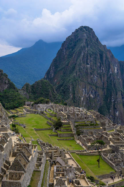Pérou, Cusco, Urubamba, vue panoramique du Machu Picchu est un site du patrimoine mondial de l'UNESCO, et paysage de montagnes — Photo de stock