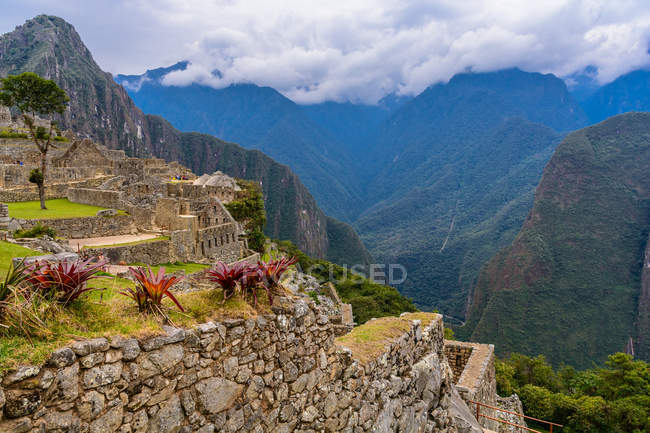 Перу, Куско, Урубамба, живописный вид на Мачу-Пикчу входит в список Всемирного наследия ЮНЕСКО и горный ландшафт — стоковое фото
