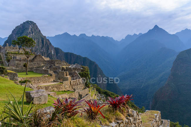 Pérou, Cusco, Urubamba, Vue panoramique du Machu Picchu est un site du patrimoine mondial de l'UNESCO — Photo de stock