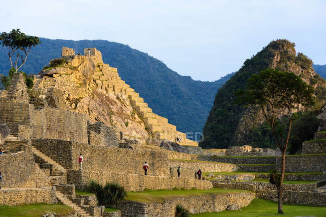 Peru, Cusco, Urubamba, Touristen auf Machu Picchu ist ein UNESCO-Weltkulturerbe — Stockfoto