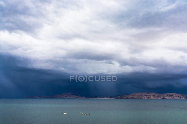 Perù, Puno, Lago Titicaca vista in giornata meteo tempestosa — Foto stock