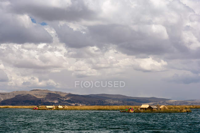 Pérou, Puno, Uros, paysage naturel avec lac et petit village à la rive — Photo de stock