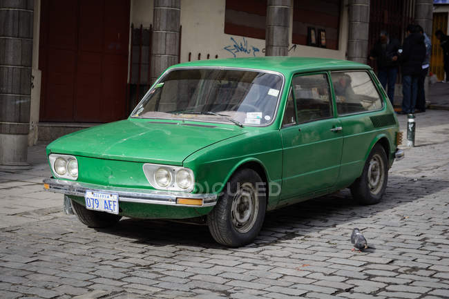 Bolivien, deparamento de la paz, grünes altes Auto an der Stadtstraße — Stockfoto