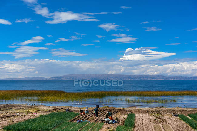 Perú, Puno, Uros, paisaje natural con montañas y lago - foto de stock