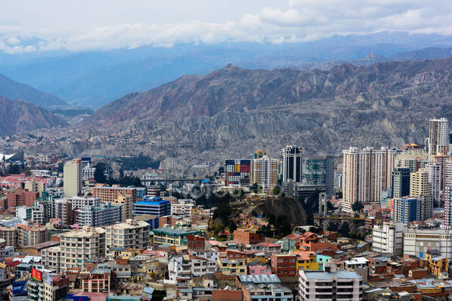 Bolívia, Departamento de La Paz, La Paz vista paisagem urbana aérea e montanhas — Fotografia de Stock