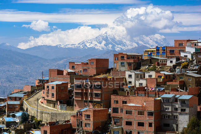 Bolivia, Departamento de La Paz, El Alto cityscape, mountains and clouds on background — Stock Photo