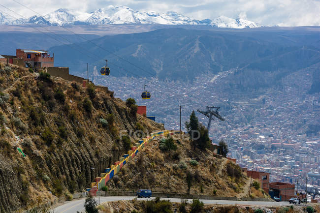 Teleférico de alta montanha no fundo de montanhas cobertas de neve, El Alto, Departamento de La Paz, Bolívia — Fotografia de Stock