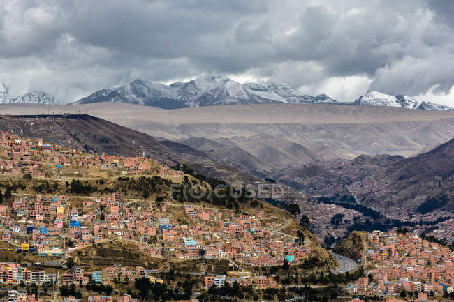 Bolivia, Departamento de La Paz, El Alto, view over the city under moody sky — Stock Photo