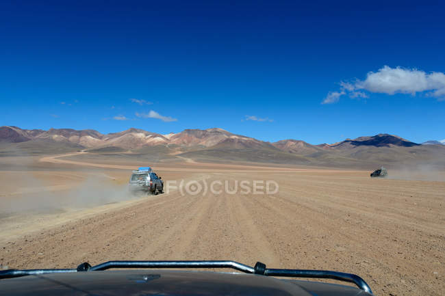 Bolivia, Departamento de Potosí, conduciendo en coche por Montana Colorada - foto de stock