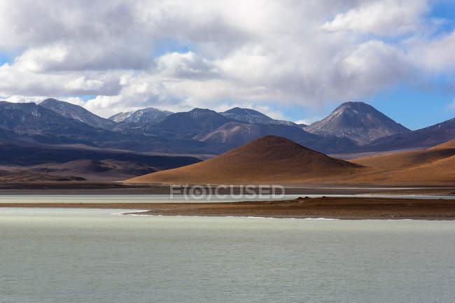 Bolivia, Departamento de Potosí, Sur López, Laguna Blanca, paisaje montañoso junto al lago - foto de stock