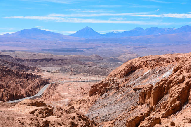 Cile, Region de Antofagasta, Collo, rocce a rischio di vita, paesaggio roccioso panoramico aereo, montagne sullo sfondo — Foto stock