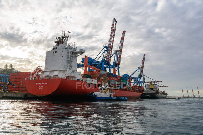Chile, buque de carga en puerto de Valparaíso - foto de stock
