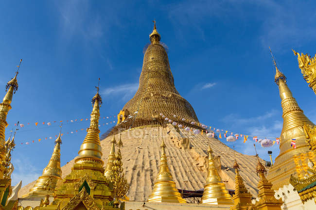Myanmar (burma), yangon region, yangon, shwedagon pagode himmelwärts — Stockfoto