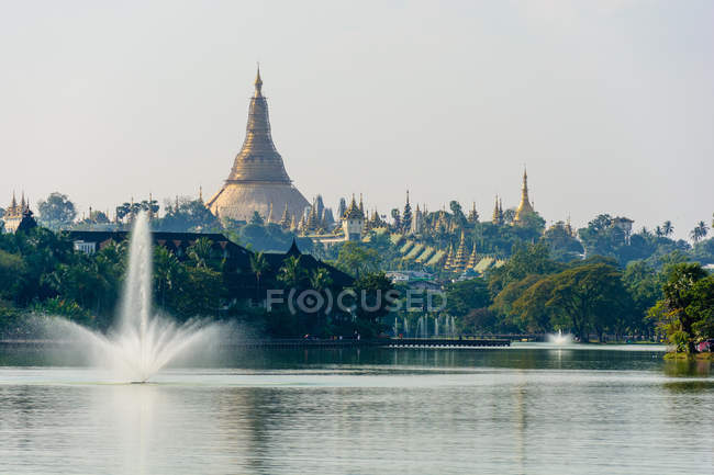 Myanmar (Birmanie), région de Yangon, Yangon, lac Kandawgyi avec pagode Shwedagon — Photo de stock