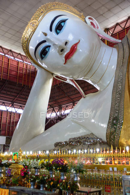 М'янма (Бірма), місті Yangon обл., Янгон, Kyauk htat Бориспільського pagoda, місті Yangon, Giant лежить Будди — стокове фото