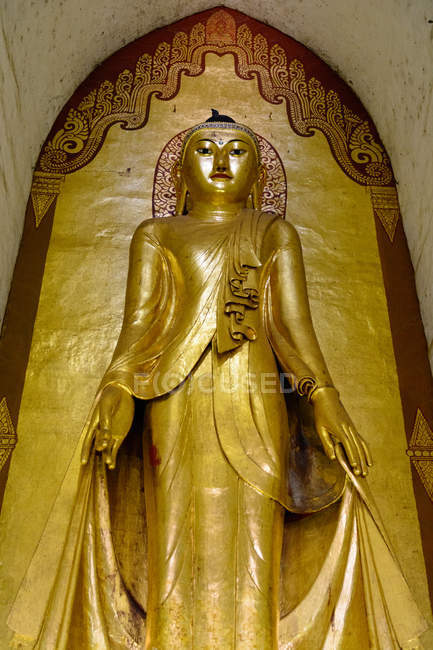 Myanmar (Birmania), Mandalay Region, Old Bagan, Estatua de Buda de Oro en el Templo de Ananda - foto de stock