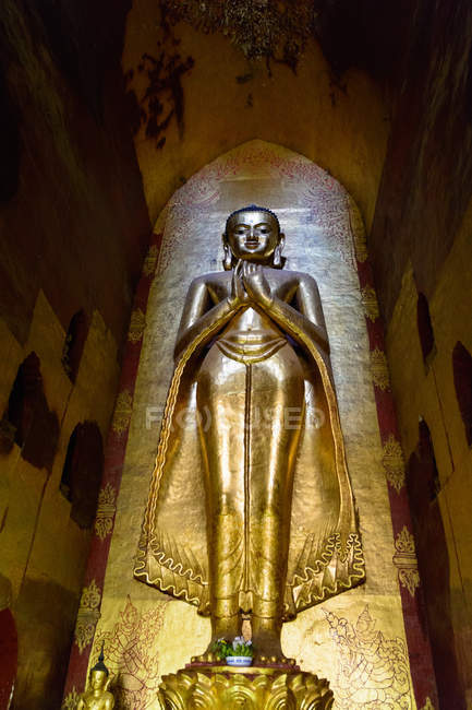 Myanmar (Birmanie), région de Mandalay, Vieux Bagan, statue de Bouddha d'or au Temple Ananda — Photo de stock