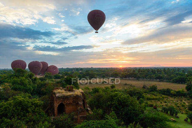 Myanmar (Birmania), Regione di Mandalay, Old Bagan, Palloncini sopra Bagan — Foto stock