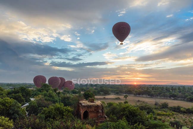 Myanmar (Birmania), Mandalay, Old Bagan, Globos volando sobre Bagan - foto de stock