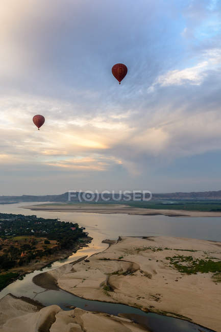 Balões sobrevoando Bagan, Bagan Velho, região de Mandalay, Mianmar — Fotografia de Stock