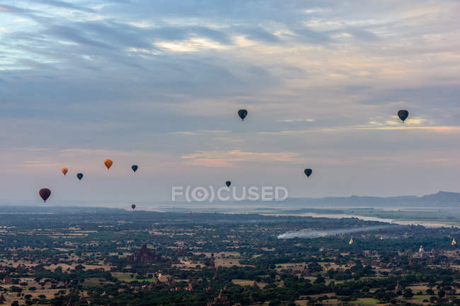 Myanmar (Birmânia), região de Mandalay, Bagan Velho, Balões sobrevoando Bagan — Fotografia de Stock