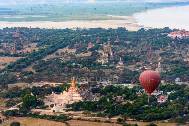 Myanmar (Birmania), regione Mandalay, Old Bagan, paesaggio aereo con palloncini volanti sopra Bagan — Foto stock