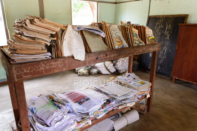 Myanmar (Birmania), Mandalay Region, Taungtha, Taung Ba, Mandalay Province, Taung Ba Primary School and books. - foto de stock