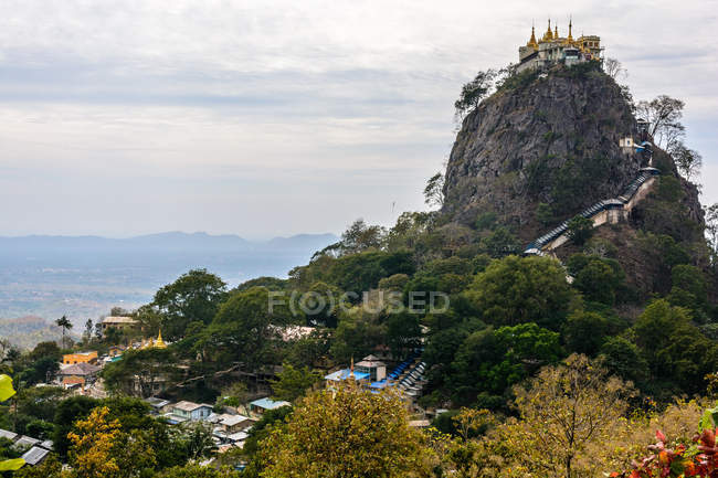 Vista panorámica del monte. Santuario de Popa, Myingyan, Región de Mandalay, Myanmar (Birmania ) - foto de stock