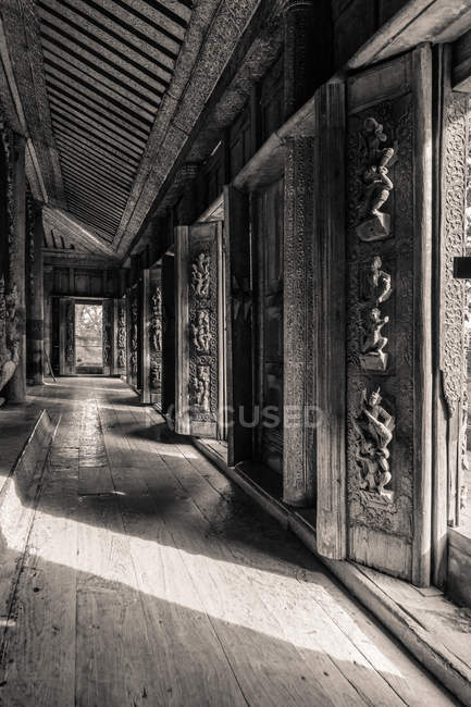 Myanmar (Burma), Mandalay region, Mandalay, Shwe nan daw Kyaung Monastery inner view — Stock Photo