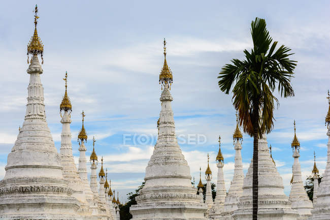 Myanmar (Birmânia), região de Mandalay, Mandalay, Pagodes de Kuthodaw — Fotografia de Stock