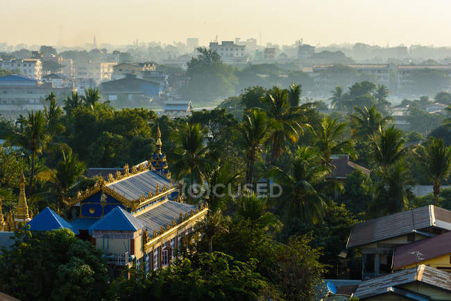 Мьянма (Бирма), Мандалайский регион, Мандалай, терраса на крыше отеля Ayarwaddy Riverview в Мандалае — стоковое фото